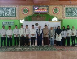 MELALUI KANTOR UPP SELAYAR MENTERI PERHUBUNGAN SERAHKAN QURBAN DAN BINGKISAN KE BABUSSALAM