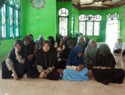 Santri putri asyik menyimak acara.